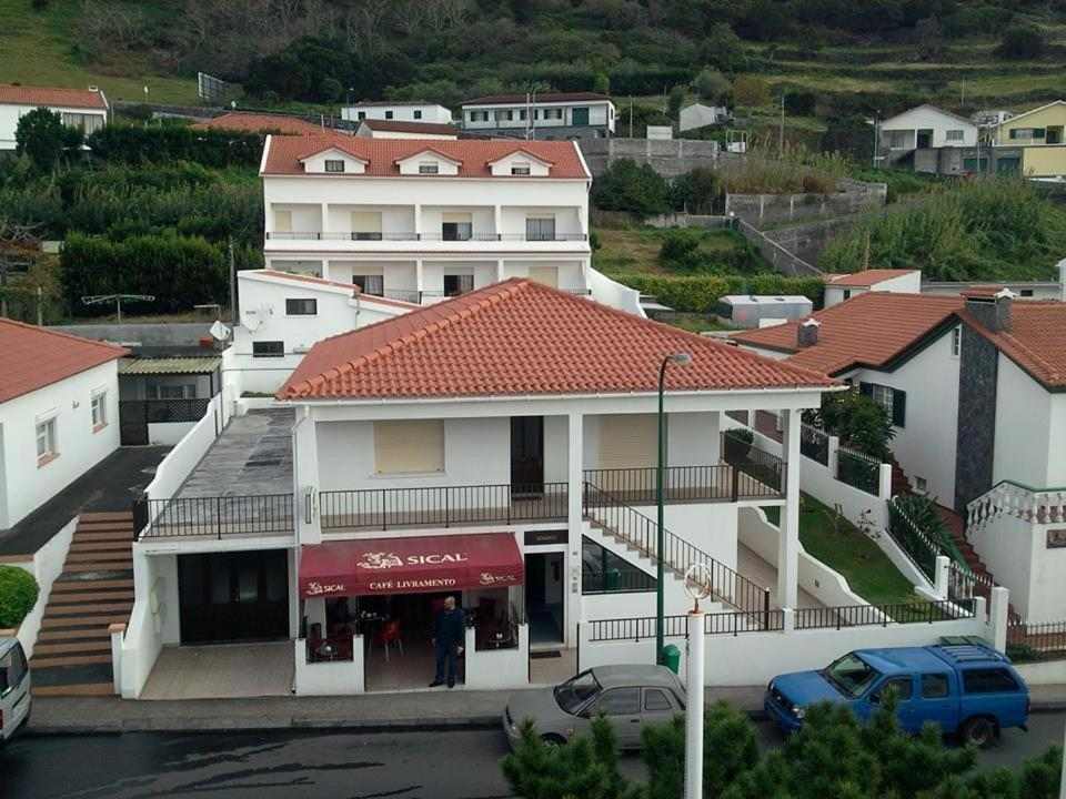 Residência Livramento guest house surrounded by green hills in Velas, São Jorge